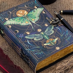 Imprimé papillons luna et papillon morpho en cuir fait main | Gravure personnalisée | Fermeture verrouillable | fait main Deckle Ledge | Livre des ombres