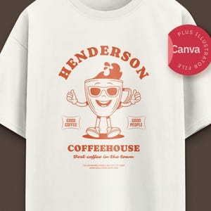 以下が含まれることがあります： オフホワイトのTシャツで、サングラスをかけて親指を立てた笑顔のコーヒーマグの錆色のグラフィックが描かれています。テキストには「HENDERSON COFFEEHOUSE」、「GOOD COFFEE」、「GOOD PEOPLE」、「Best coffee in the town」と住所の詳細が記されています。