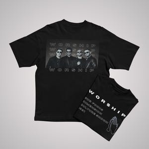 Puede incluir: Dos camisetas negras. Una camiseta presenta una imagen en blanco y negro de cuatro personas con gafas de sol con la palabra "WORSHIP" arriba y abajo. La otra camiseta tiene la palabra "WORSHIP" y otro texto con manos rezando.