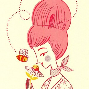 Peut inclure: Une femme aux cheveux roses et un bandana rouge sent une fleur jaune. Une abeille vole &agrave; proximit&eacute;.