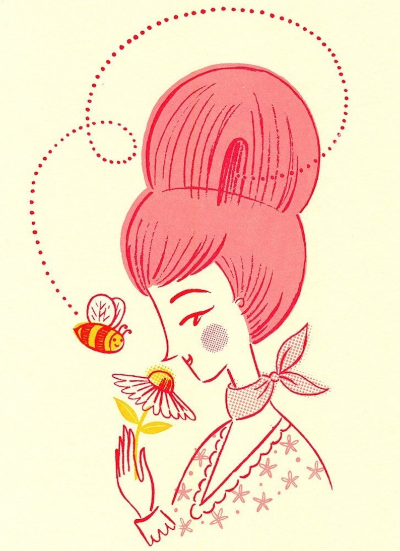 Peut inclure: Une femme aux cheveux roses et un bandana rouge sent une fleur jaune. Une abeille vole &agrave; proximit&eacute;.