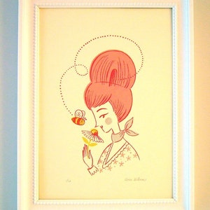 Peut inclure: Une illustration encadr&eacute;e d'une femme aux cheveux roses qui sent une fleur jaune. Une abeille vole pr&egrave;s de la fleur. L'illustration est dans un cadre blanc avec un passe-partout blanc. Le texte "1/10" et "Jenna Williams" sont imprim&eacute;s dans le coin inf&eacute;rieur droit de l'illustration.