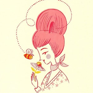 Peut inclure: Une illustration rose et rouge d'une femme avec une abeille volant vers une fleur. La femme a une coiffure en forme de ruche et porte une robe rose et blanche avec un n&oelig;ud rouge. Le texte "Moira Millman" est dans le coin inf&eacute;rieur droit de l'image.