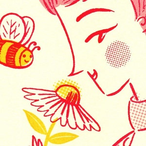 Peut inclure: Une illustration rouge et jaune d'une personne aux cheveux roses qui sent une marguerite jaune avec une abeille qui vole &agrave; proximit&eacute;.