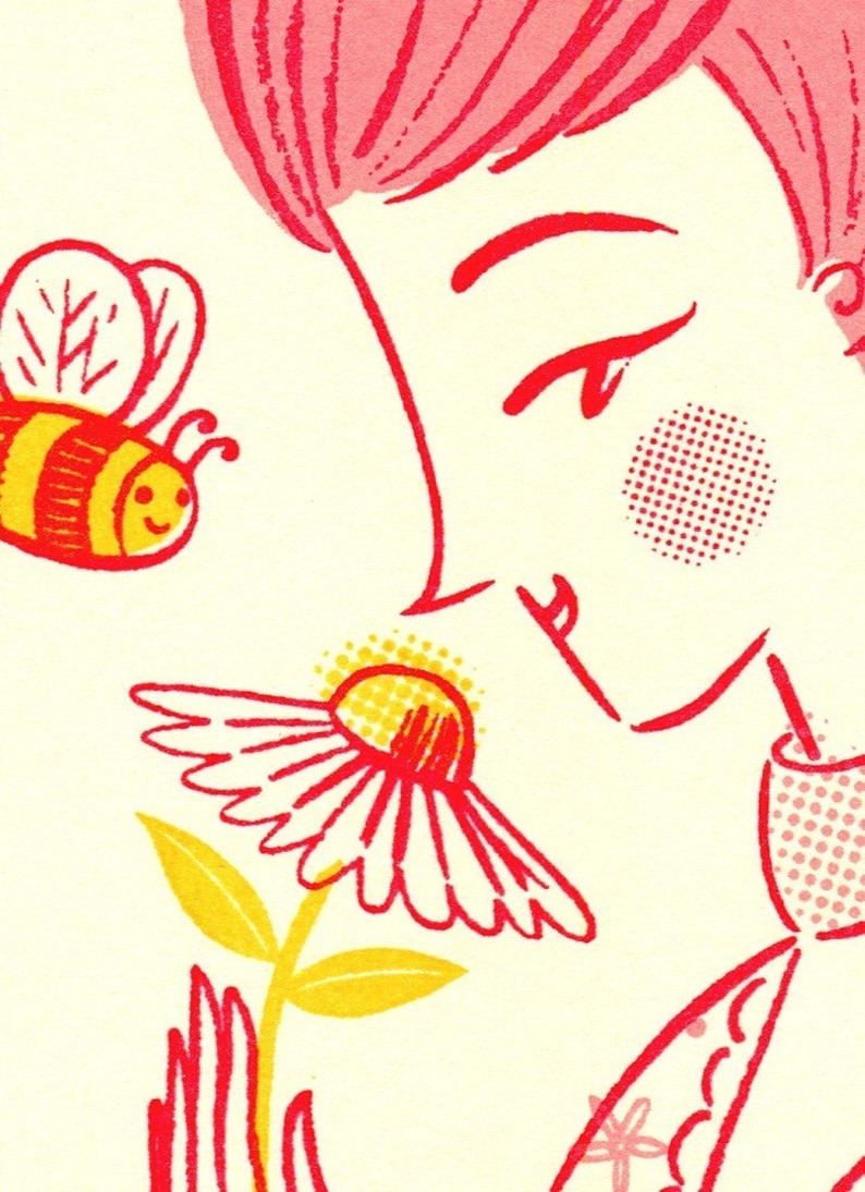 Peut inclure: Une illustration rouge et jaune d'une personne aux cheveux roses qui sent une marguerite jaune avec une abeille qui vole &agrave; proximit&eacute;.
