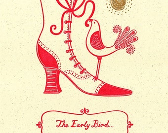 Peut inclure: Illustration rouge d'une chaussure à talon haut avec un oiseau perché sur l'orteil. L'oiseau a une longue queue et fait face à la chaussure. Le texte "The Early Bird..." est sous la chaussure et l'oiseau. La signature de l'artiste "Moira Millman" est dans le coin inférieur droit.