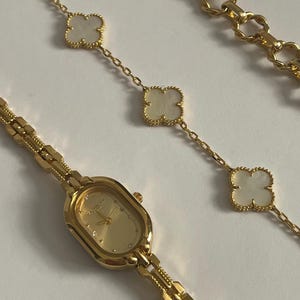 Womens Vintage Stlye Gold-Toned Watch with Geometric Links and Diamond Dial finishing– A Timeless Piece