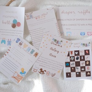 Jeux de baby shower fantaisistes et neutres en matière de genre | Thème cache-couche imprimable | Pronostics bébé, Devinez qui, Baby Bingo, Jeu de mots, Tirage au sort des couches