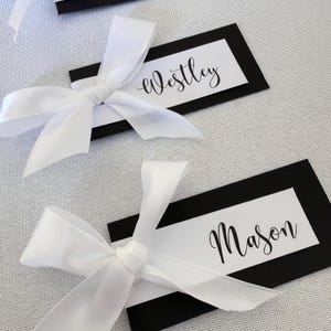 パーソナライズされたウェディングプレースカード - 結婚式、パーティー、イベント用のカスタムテーブルネームカード - ゲスト用のエレガントな座席ネームタグ