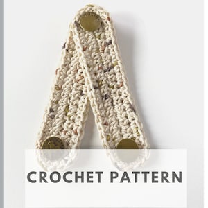 Może przedstawiać: Wzór na szydełku na parę beżowych i brązowych przedłużaczy do masek z złotymi guzikami. Wzór nosi tytuł "CROCHET PATTERN" i zawiera logo "MY HOBBY SHOP".