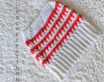 Peut inclure: Chapeau en crochet blanc avec un motif rayé rouge et blanc. CROCHET PATTERN est écrit verticalement sur le côté gauche de l'image.