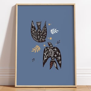 Niebieskie ptaki – grafika ścienna w stylu folk | Skandynawski plakat boho z kwiatami | Nordycka sztuka vintage | Botaniczna dekoracja ścienna Cottagecore | Pobieranie cyfrowe