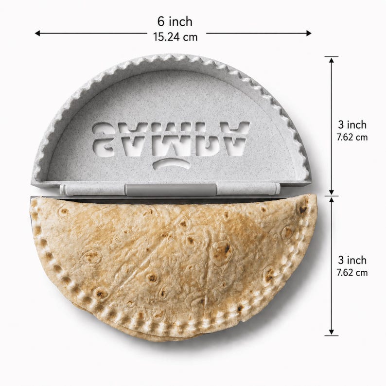 K&ouml;nnte beinhalten: Eine graue, gesprenkelte Kunststoff-Teigtaschenpresse mit dem ausgeschnittenen Wort SAMLA, 15,24 cm breit und 15,24 cm hoch, mit einer goldbraunen, gefalteten Tortilla in der unteren H&auml;lfte, die eine H&ouml;he von 7,62 cm aufweist.