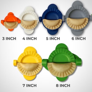 Puede incluir: Un conjunto de coloridos moldes para hacer empanadillas en naranja, blanco, azul, gris, amarillo y verde. Cada molde contiene una empanadilla, con tamaños que van de 7,6 cm a 20,3 cm. Los tamaños están etiquetados en texto blanco.