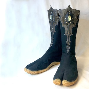 Ninja tabi shoes, summer cotton fabric boots, with leather art applique, gemstone, black or white color. Black
