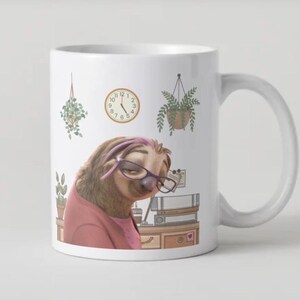 Op de afbeelding: Witte keramische mok met een cartoon luiaard met een bril en een roze shirt. De mok heeft een klok en hangende planten ontwerp. De luiaard wordt afgebeeld in een kantooromgeving.