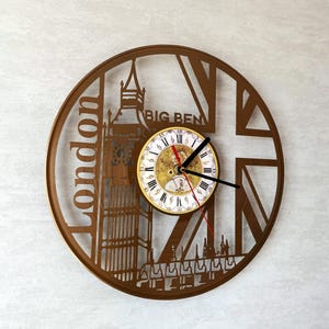 Puede incluir: Un letrero de madera rústica con el texto "Welcome to our home" en letras blancas. El letrero presenta un acabado envejecido y un diseño simple y acogedor, ideal para un porche o entrada.