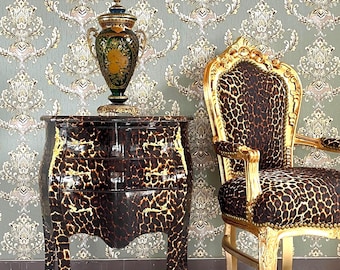 Comodino con stampa animalier: tavolino da letto in stile retrò francese con stampa leopardata e maniglie in ottone.