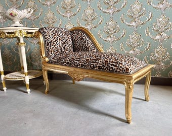 Ręcznie robiony barokowy leżak: aksamit z nadrukiem w panterkę, ławka ze złotymi liśćmi