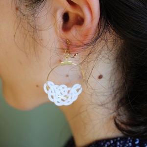 Mizuhiki MATSU Ohrclips mit goldenem Ring, verschiedene Farben