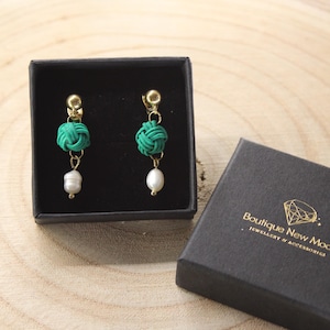 Mizuhiki TAMAMUSHUBI with freshwater pearls with golden ball stud earrings, various colours