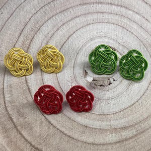 Mizuhiki Ume Ohrstecker – Zarte Eleganz für den Frühling, verschiedene Farben