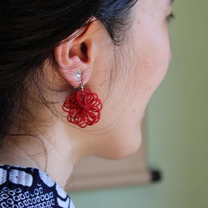 Mizuhiki POMPON mit silbernen Ohrclips, verschiedene Farben