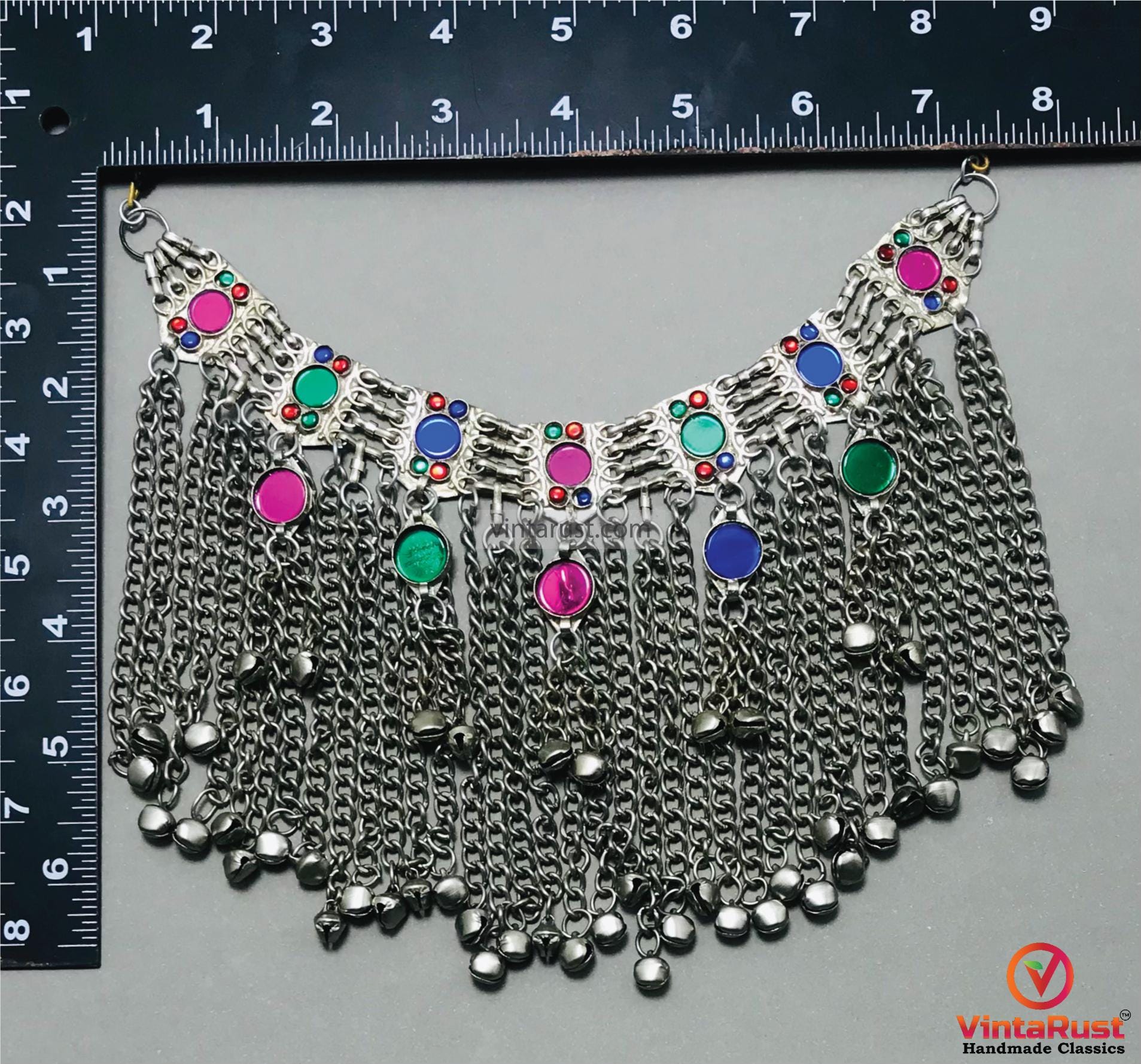 クチ トライバル チョーカー：カラフルな石とベルをあしらった