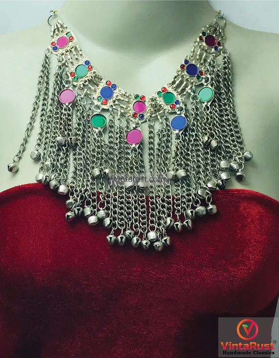 クチ トライバル チョーカー：カラフルな石とベルをあしらった