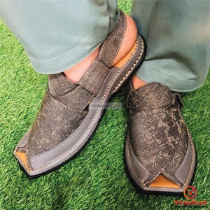Handcrafted Leather Peshawari Chappal: Black & Gray Traditional Sandals