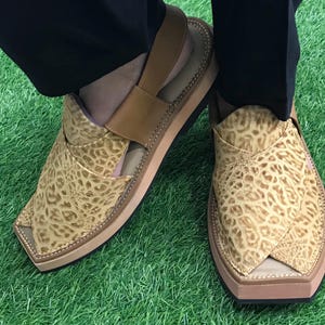 Handcrafted Leopard Print Leather Peshawari Chappals: Men&#39;s Ethnic Sandals