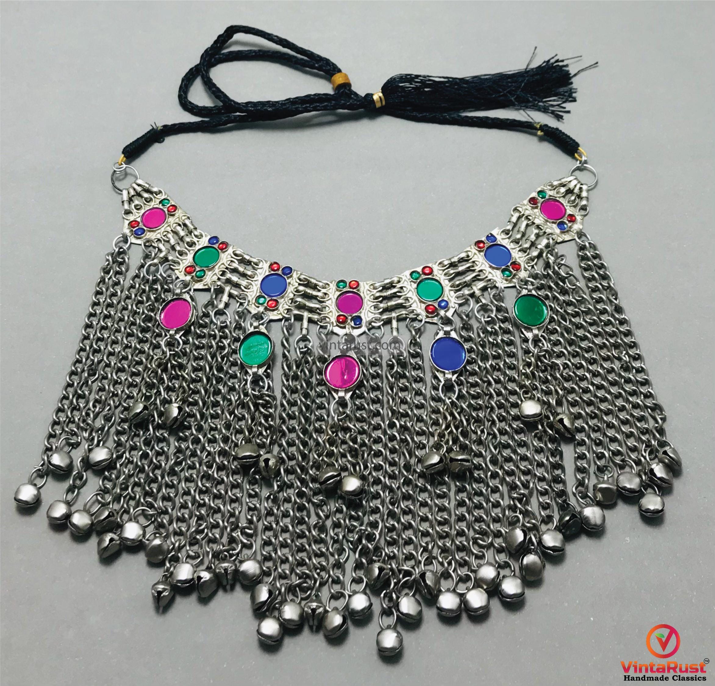 クチ トライバル チョーカー：カラフルな石とベルをあしらった