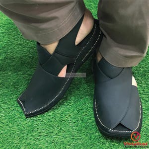 Handcrafted Leather Peshawari Chappal: Classic Black Ethnic Sandals