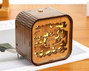 Vatertagsgeschenk Personalisierte hölzerne gravierte 3D-Nachtlicht-Spieluhr Anpassbare LED-Lampen-Holzspieluhr-Ghibli-inspiriertes Geschenk für Sie