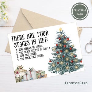 Peut inclure: Carte de Noël imprimable avec une illustration aquarelle d'un sapin de Noël décoré de boules rouges et de lumières. Le texte sur la carte est "Il y a quatre étapes dans la vie : 1. Vous croyez au Père Noël 2. Vous ne croyez pas au Père Noël 3. Vous êtes le Père Noël 4. Vous ressemblez au Père Noël."