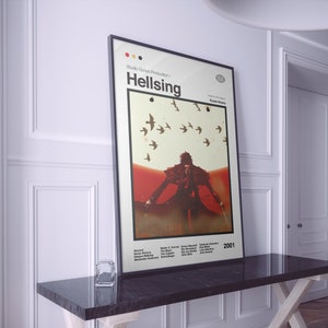 Peut inclure: Une affiche de film encadrée pour le film d'animation japonais "Hellsing" de 2001 par Studio Gonzo Production. L'affiche présente un fond rouge avec un homme en manteau noir et une cape rouge debout devant un vol d'oiseaux. Le texte "Hellsing" est en grandes lettres grasses en haut de l'affiche.