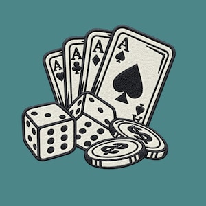 Puede incluir: Un parche bordado que muestra cuatro cartas de juego con la letra A y símbolos de palos, dos dados blancos con puntos negros y dos fichas de casino circulares con un símbolo de dólar. El diseño utiliza una paleta de colores blanco, negro y gris.
