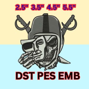 Puede incluir: Un diseño bordado con una calavera que lleva un casco de fútbol americano y un parche en el ojo, con espadas cruzadas detrás. El diseño incluye el texto "2.5", "3.5", "4.5", "5.5" y "DST PES EMB". El diseño está sobre un fondo azul claro y amarillo.