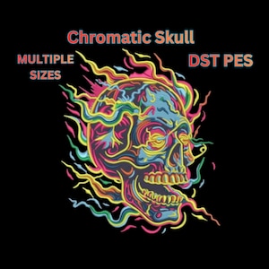 Könnte beinhalten: Ein farbenfrohes Schädeldesign mit dem Text "Chromatic Skull", "Multiple Sizes" und "DST PES" auf schwarzem Hintergrund. Der Schädel weist leuchtende Farben wie Blau, Rosa, Gelb und Grün auf, mit flammenartigen Akzenten.