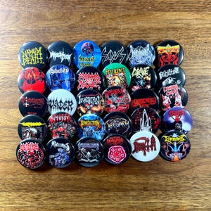 Puede incluir: Una colección de treinta chapas redondas dispuestas en una cuadrícula, cada una con ilustraciones gráficas distintivas y logotipos de bandas de diversos grupos de death metal, incluyendo Napalm Death, Morbid Angel, Cannibal Corpse y Death.