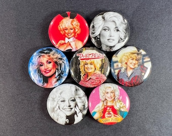 Zestaw przypinek Dolly Parton 1”. Oferta dotyczy wszystkich 7 przypinek widocznych na zdjęciu.