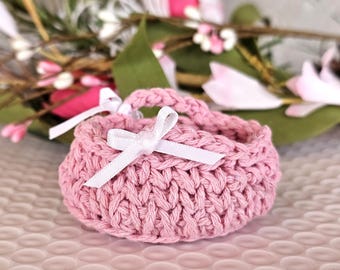 Tiny Pink Jute Moses Basket  Bed for miniature figures,  under 3 inches, Collector's Dolls, Bassinet