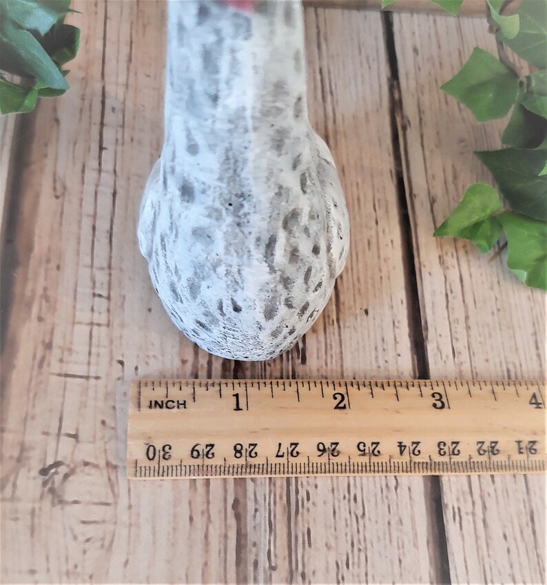 Puede incluir: Una figurita de pollo de cer&aacute;mica blanca con un acabado moteado gris. La figurita mide aproximadamente 5 cm de alto.