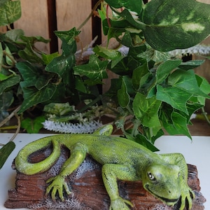 Concrete Gecko Figurine: Hand-Painted Lizard on a Log (5&quot; x 2.5&quot;)