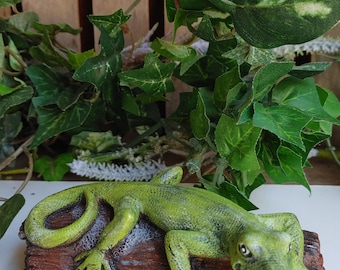 Concrete Gecko Figurine: Hand-Painted Lizard on a Log (5" x 2.5")
