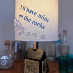 Unieke barwagenlamp met E.G. Booz Bottle-basis en leuk verfraaide kap. Handgemaakt, geüpcycled.