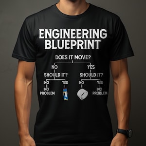 Op de afbeelding: Zwart T-shirt met de tekst "ENGINEERING BLUEPRINT" en een stroomdiagram. Het stroomdiagram vraagt "DOES IT MOVE?" met vervolgvragen en antwoorden. Het shirt heeft een technisch ontwerp.