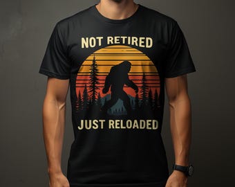 Maglietta divertente Bigfoot, maglietta "Not Retired Just Reloaded", maglietta Sasquatch, regalo di criptozoologia, magliette per attività all'aperto, abbigliamento Legend Hunter