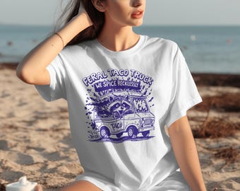フェラル・タコ・トラックTシャツ：面白いアライグマのグラフィックTシャツ、タコス好きへのギフト