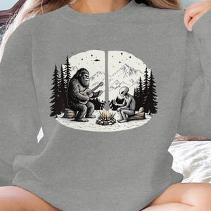 Bigüße und Alien Lagerfeuer T-Shirt, UFO Bergszene T-Shirt, lustiges Cryptid Grafik T-Shirt, Im Freien Camping Shirt, Alien Freund Shirt